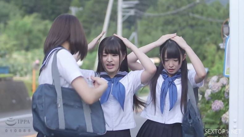 “3 Em Nữ Sinh và Cơn Bão Tình Dục”