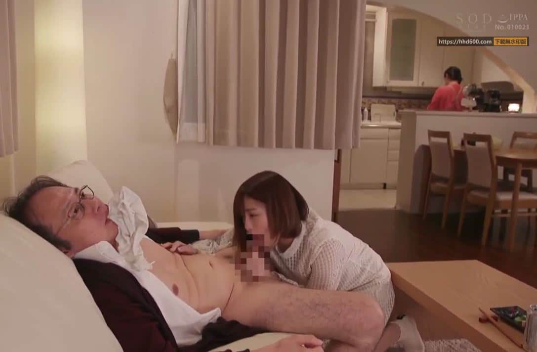 Bố dượng bị cô con gái riêng của vợ ép buộc quan hệ mỗi ngày.