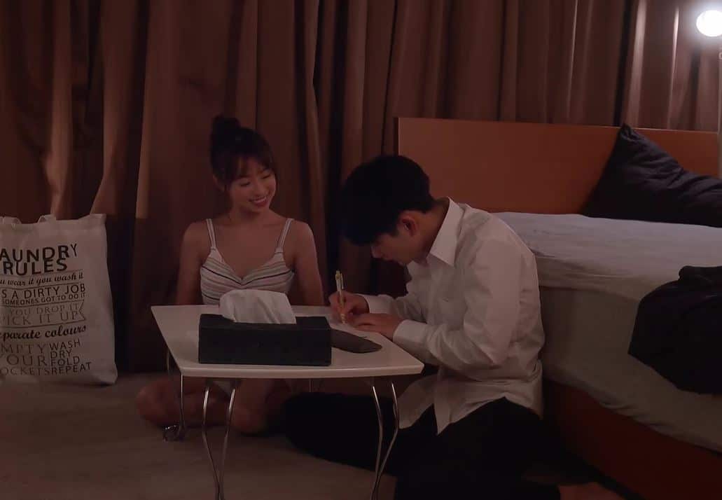 Cô gia sư phát hiện cậu học trò nghiện thủ dâm nên đưa ra một lời mời gọi đầy cám dỗ.