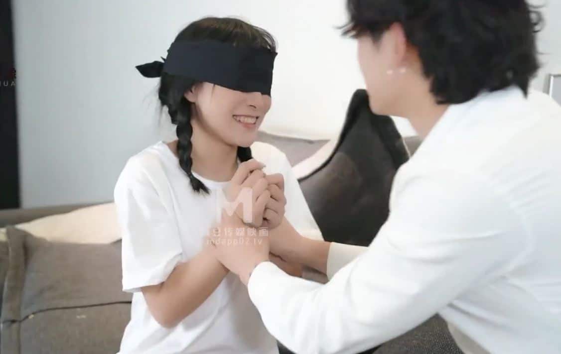 Em vợ chơi trò bịt mắt thử thách anh rể và cái kết bất ngờ đầy cám dỗ