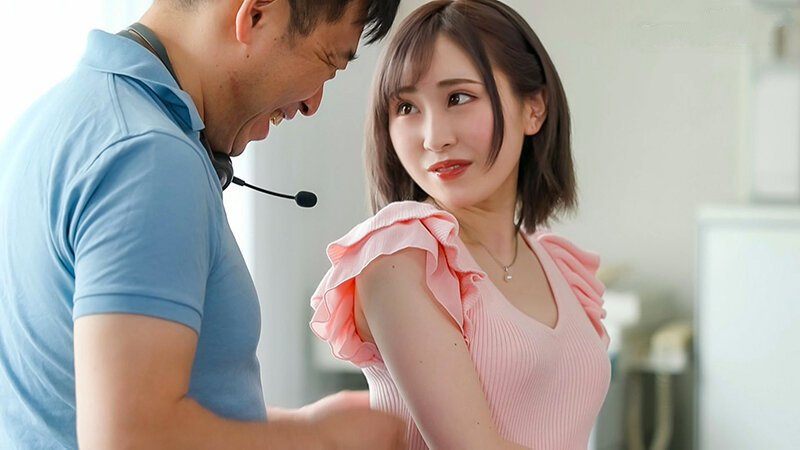 Nữ phát thanh viên truyền hình liên tục chọc ghẹo ông chú già và cái kết bất ngờ đầy kịch tính.