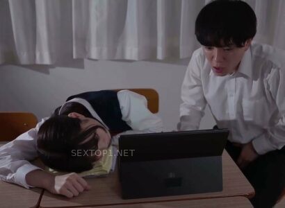 Phát hiện tiền bối mà tôi luôn ngưỡng mộ lại đang đọc truyện người lớn rồi ngủ quên