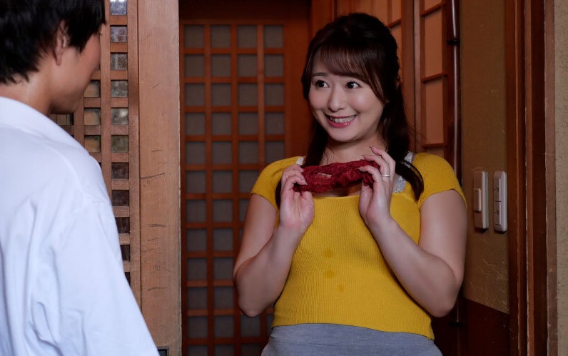 Về quê xả stress, thanh niên tái ngộ cô hàng xóm năm xưa từng yêu chiều mình.